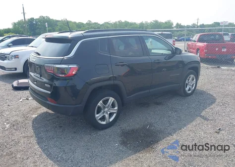 2023 Jeep Compass Latitude 4X4 z USA, uszkodzony, nr VIN 3C4NJDBN3PT531113